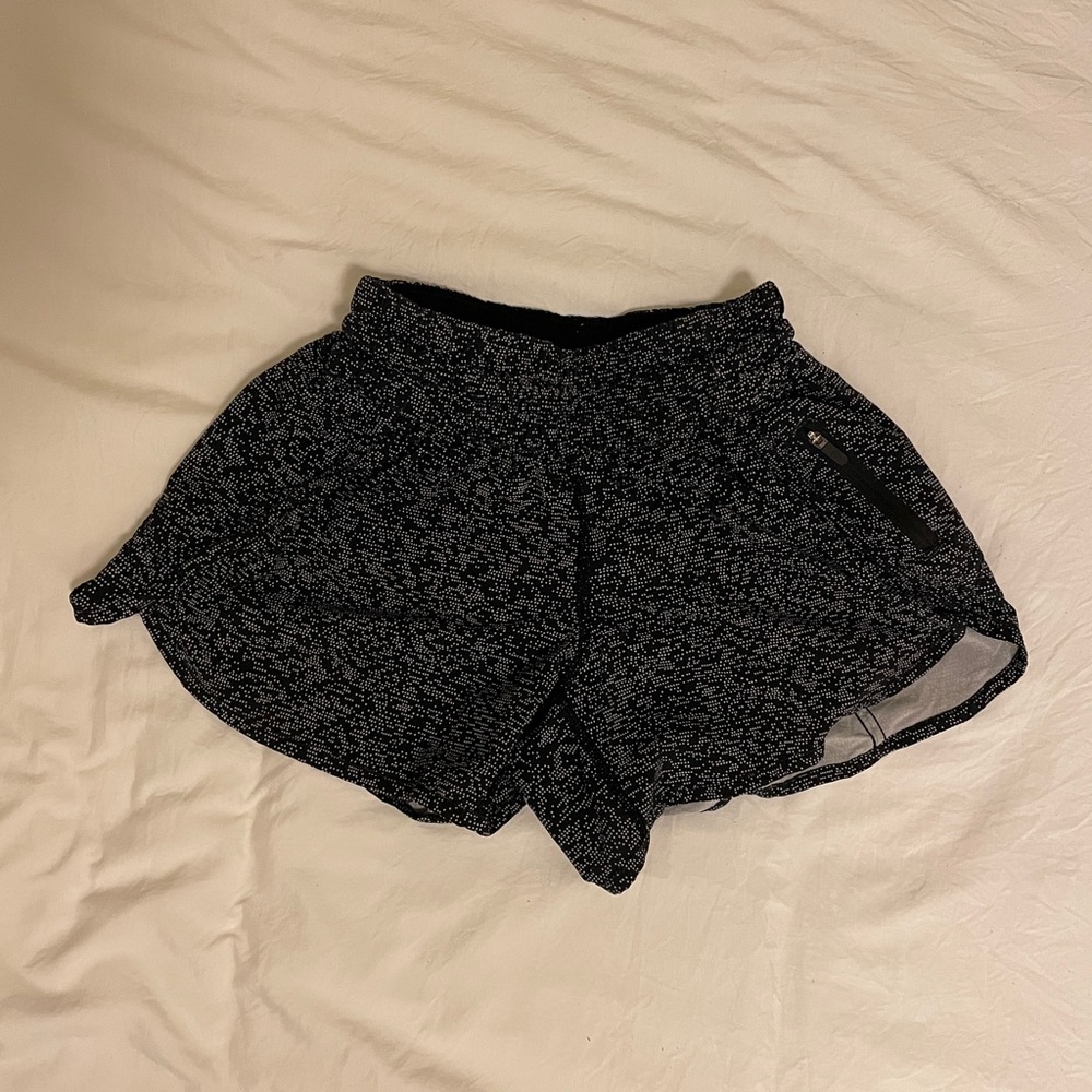 Lululemon hotty hot 4” polka dot shorts